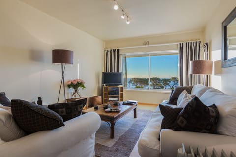 Lounge  area with view  to Ocean 
