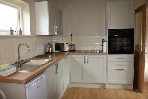 Well equipped kitchen including dishwasher - no washing up on holiday!
