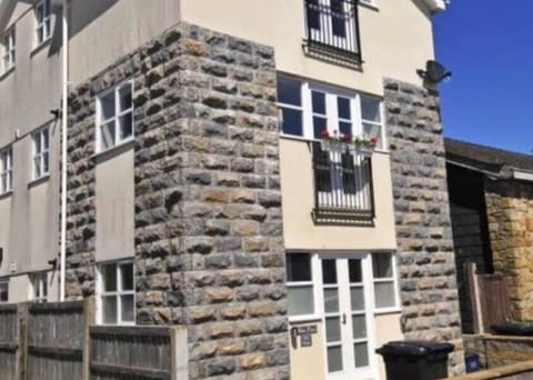 The apartment building (Croeso is top floor)