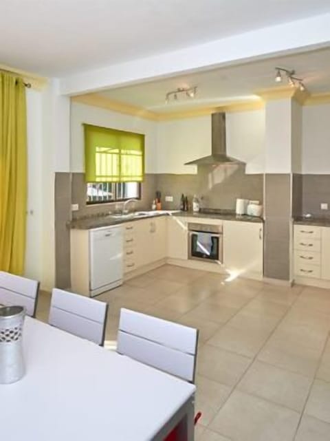 A fully fitted extra large kitchen.