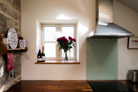 Guests receive wine and flowers on arrival