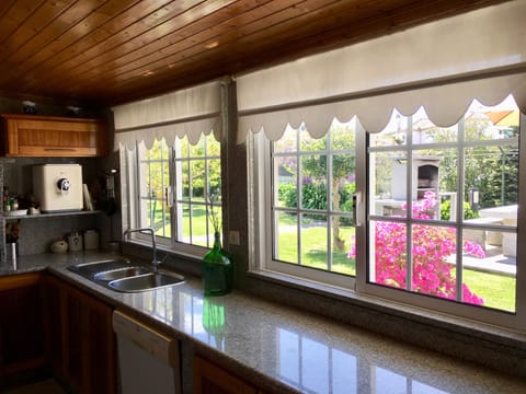 Cozinha exterior com vista para o jardim