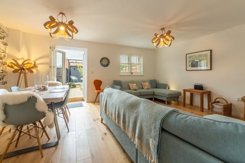 Lavandula, Burnham Market: Stylish dining/sitting area with french doors to the garden