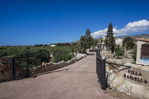 Gated Entrance/Driveway
