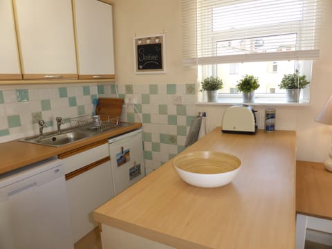 Fully equipped kitchen with new appliances