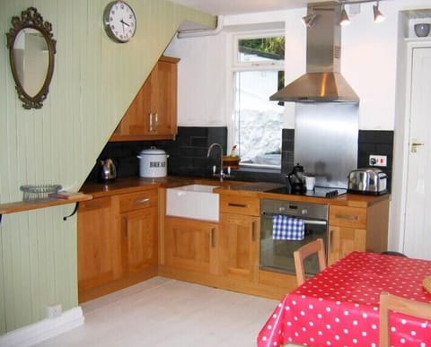 Well equipped kitchen with dinning table
