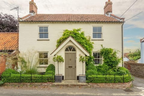 Tusker House, Wells-next-the-Sea: A very picturesque detached character property, in a super elevated and peaceful location