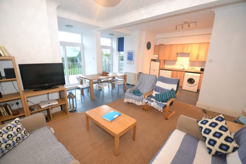 Living/dining/kitchen area