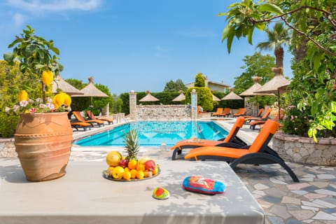 pool+ jacuzzi adjacent to mail pool