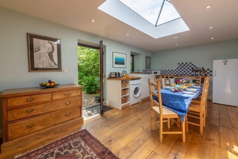 Apple Tree Barn, Langham: Kitchen/dining room with feature skylight