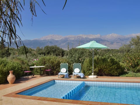 Toddler area of pool with mountain view in background