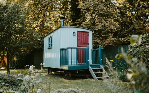 Plum Cottage, Wimborne: With a shepherds hut sleeping two guests