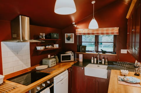 Plum Cottage, Wimborne: The kitchen at plum cottage