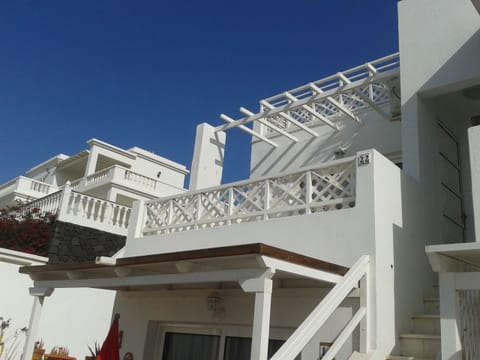 Private balcony. (Sun Trap)