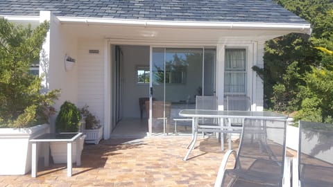 Sea-facing Bedsitter / sleeps 2 adults