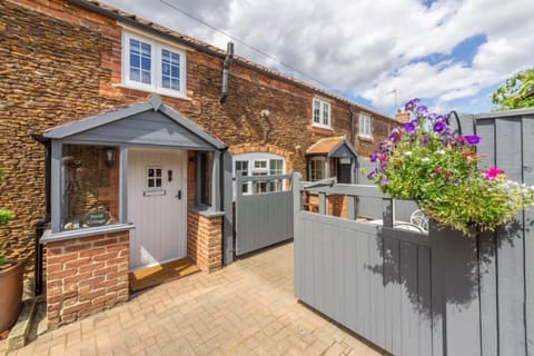 Swift Cottage, Dersingham: An exquisitely beautiful traditional Norfolk carrstone cottage