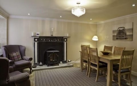 Lots of room in kitchen / dining room