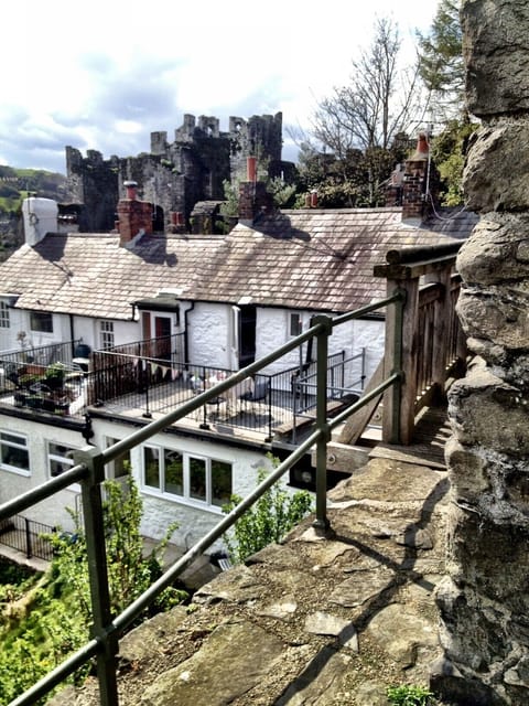 www.castleviewcottage.com viewed from  medieval walls