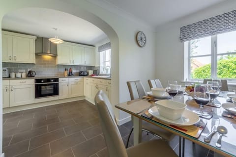 The Haven, Wells-next-the-Sea: Dining room with the kitchen beyond