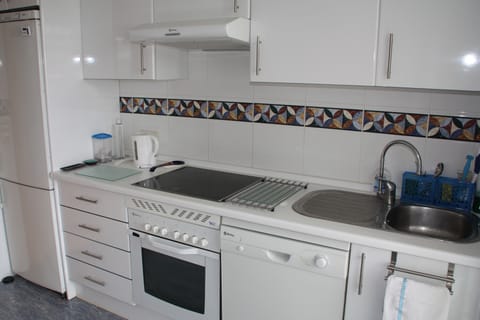 Fully equipped kitchen - with large fridge / freezer and dishwasher