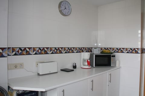 Fully equipped kitchen - microwave, toaster, coffeemaker, kettle etc.