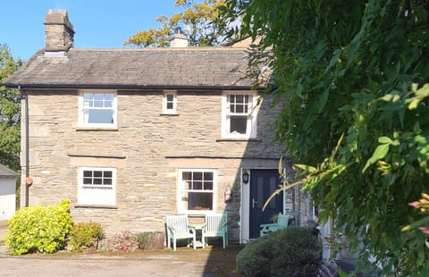 Hollens Farm Cottage with outdoor seating for 4 in our south facing courtyard
