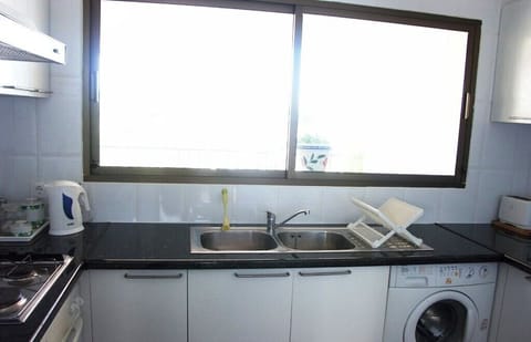 Kitchen (recently renovated)