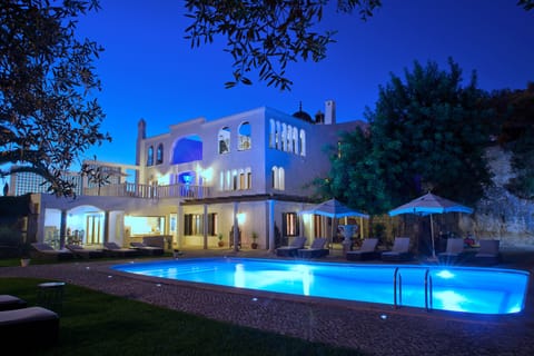 Le Roque at night
