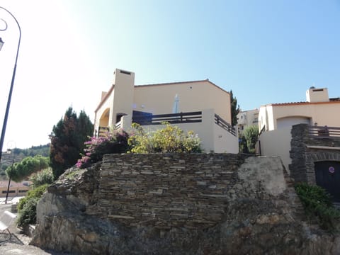 villa of face with sight on its terrace - villa de face avec vue sur sa terrasse