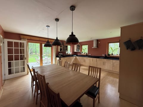 Well equipped kitchen and lge dining table for up to 12 (all chairs in house)