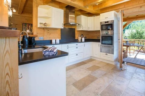 Kitchen with access to the terrace