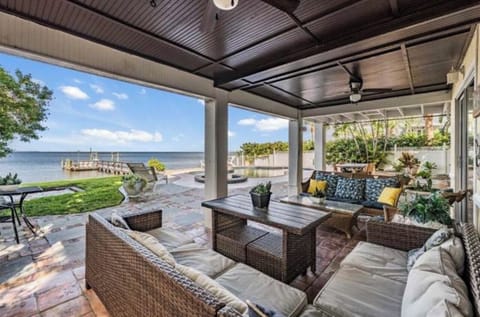 Covered shaded Lanai to enjoy while others are in the sun and in pool!
