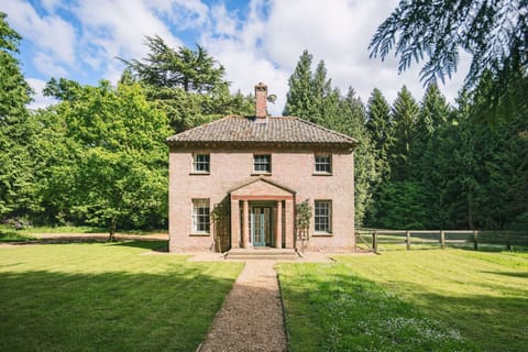 Bear's Cottage, Wood Norton: Nestled in majestic woodland