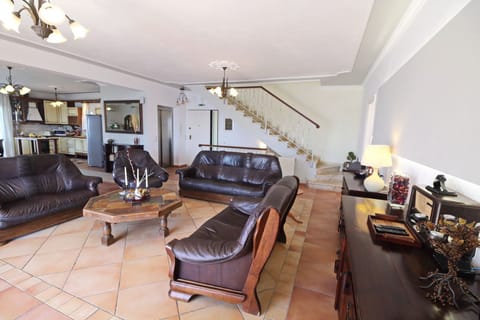 St Nicholas Beach House ,Kitchen  dinning area and living room