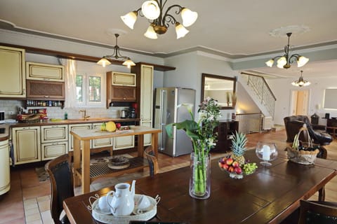 St Nicholas Beach House ,Kitchen  dinning area and living room
