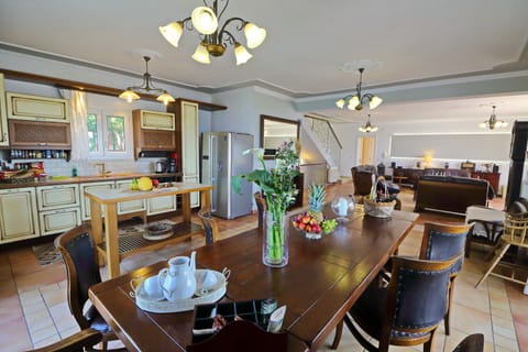 St Nicholas Beach House ,Kitchen  dinning area and living room