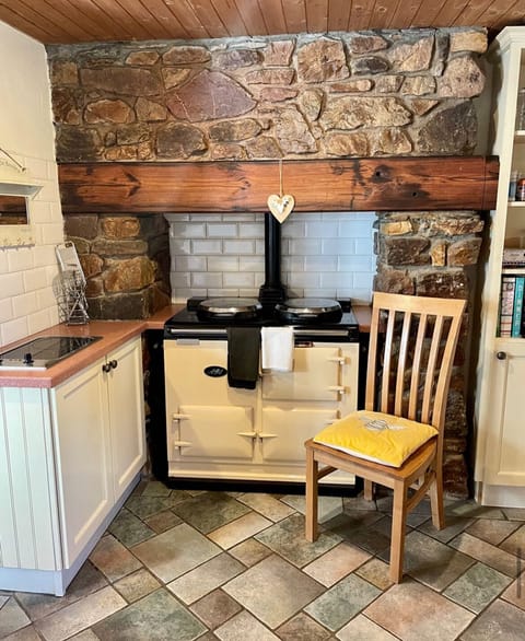 Cottage kitchen aga 