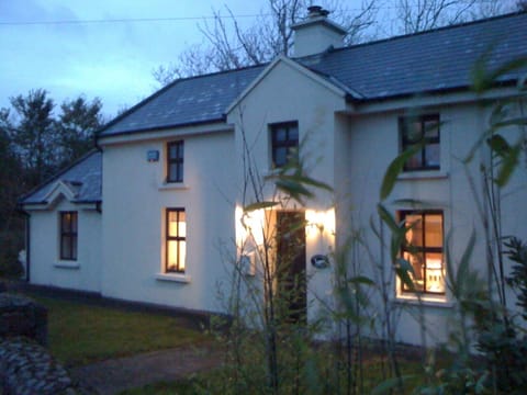 perfect cosy peaceful escape to the country, close to variety of sandy beaches