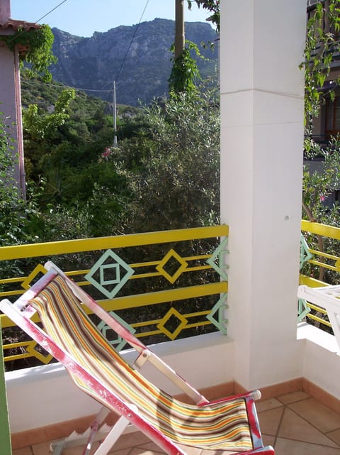 Well furnished bright balcony also with sofà and foot-rest; and some good views.