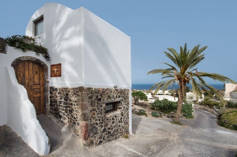 Old VOURVOULOS HOUSES - The Entrance and neighborhood