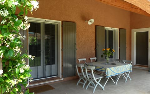 Front terrace with outside dining table. Insect screens on doors and windows.