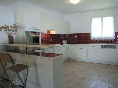 Kitchen & breakfast bar