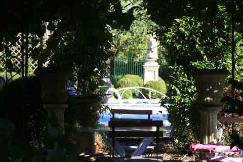 One of several seating areas. The grand Kiwi arch