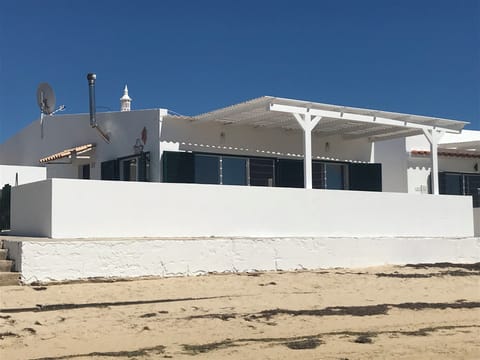 Waterfront house on the beautiful island Armona! ❤️🏝🌊