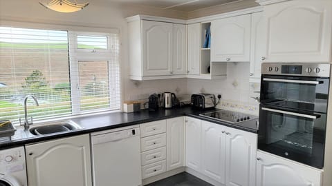 Fitted kitchen with coffee machine, dishwasher and washer dryer