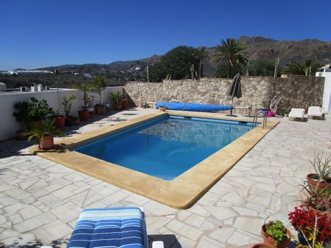 pool area / mountain views