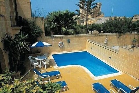 Once again the nice view to pool and terrace