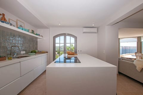 Kitchen supplied with modern aquipment 