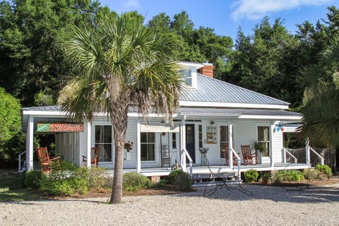 Outside view of 49 Palmetto. The Flat is the entire second floor.