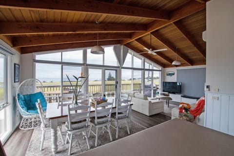 Killy Views 180 Degree Ocean Views, cathedral ceilings